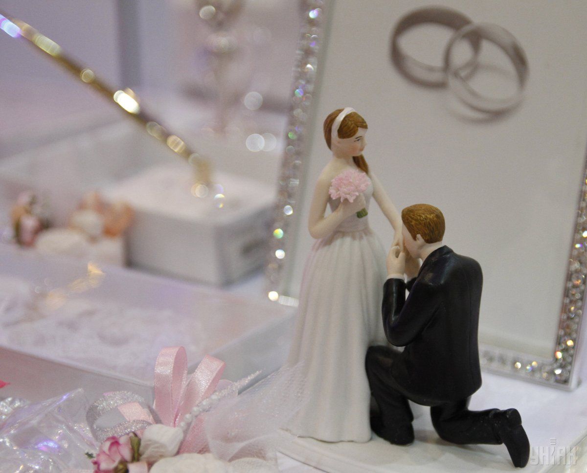Бракосочетание в первый месяца лета обещает молодоженам «сладкую медовую» семейную жизнь / УНИАН
