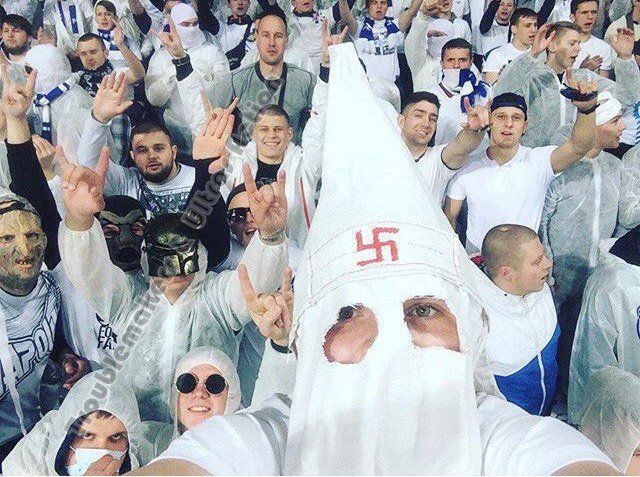 Фанати "Динамо" наділи ковпаки з зображенням свастики / Twitter Фанати "Динамо" наділи ковпаки з зображенням свастики / Twitter