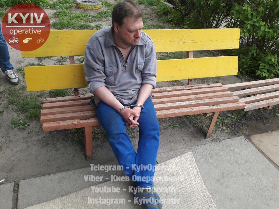 Невідомий мовчки дочекався поліцію / Фото facebook.com/KyivOperativ Невідомий мовчки дочекався поліцію / Фото facebook.com/KyivOperativ