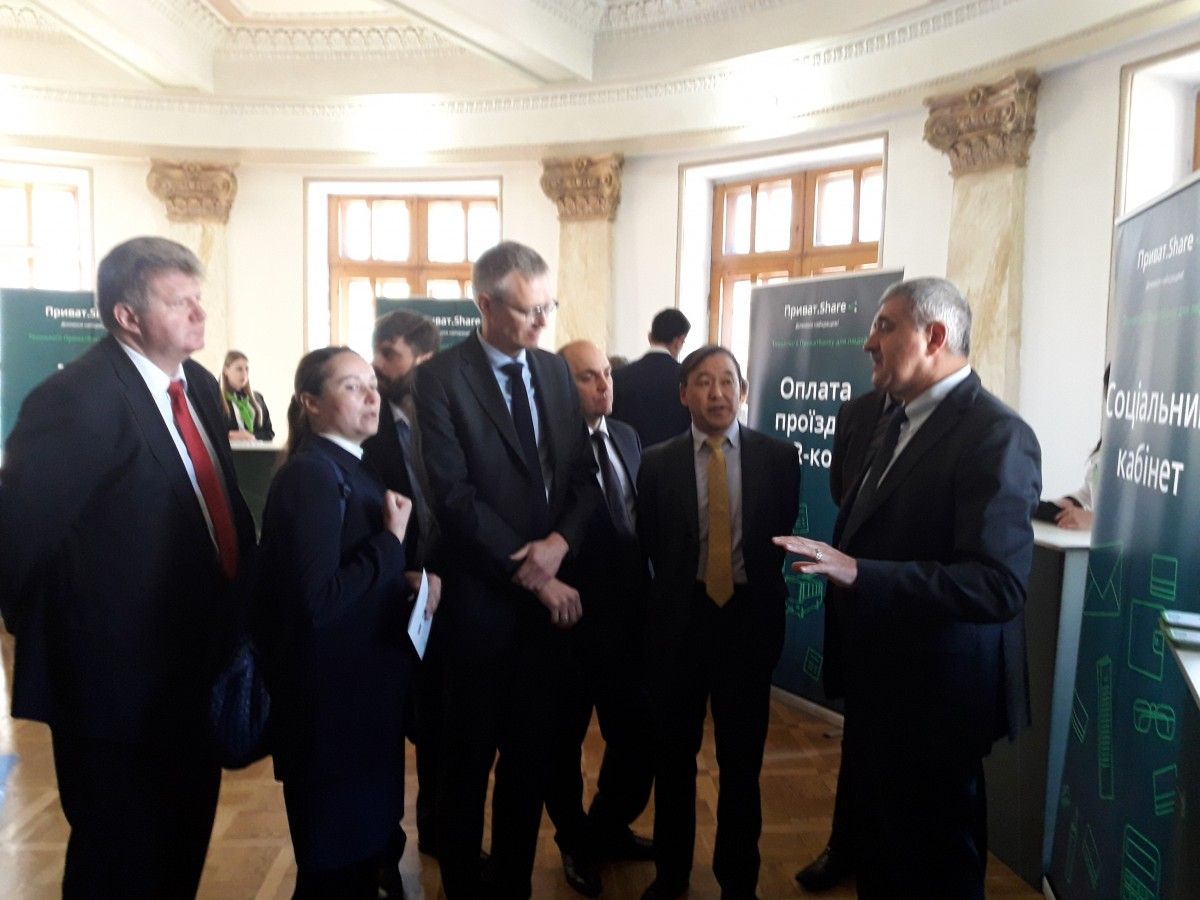 У ході форуму були представлені принципово нові для України технології на базі сервісу ПриватМаркет. У ході форуму були представлені принципово нові для України технології на базі сервісу ПриватМаркет.
