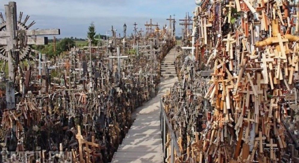 Hill of crosses. Холм крестов в Литве. Гора крестов, Шяуляй, Литва. Крестовая гора Литва. Гора крестов Шауляй.