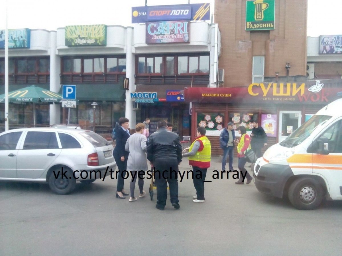 В Киеве на Троещине автомобиль с Савченко сбил пожилую женщину (фото) |  УНИАН