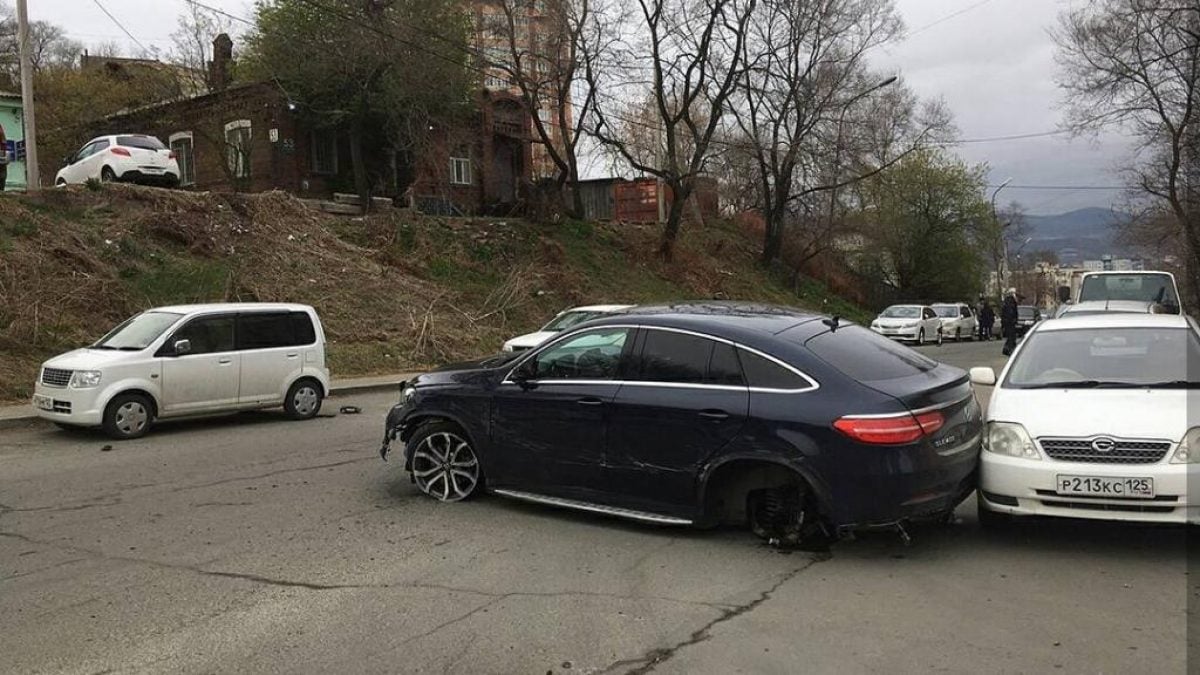 Во Владивостоке девушка за рулем внедорожника врезалась в 11 машин: не  хотела раздавить кошку (видео) | УНИАН