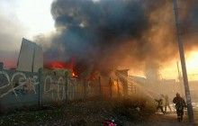 В Киеве возле метро "Петровка" загорелись склады, пожар уже локализирован (фото, видео)