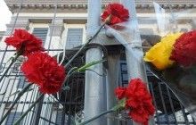 Кияни несуть квіти до посольства Росії після теракту в Петербурзі (фото)