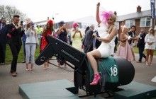 Безудержное веселье и причудливые наряды: как в Британии проходят традиционные конные скачки (фоторепортаж)