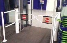 В сети собирает миллионные просмотры видео двух автоматических дверей, которые "пропускают" друг друга