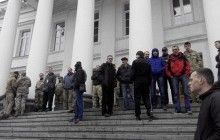 В Полтаве активисты не пускают сотрудников горсовета на работу (фото)