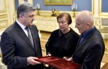 Порошенко вручил "Звезду Героя" родителям оперного певца Василия Слипака, который погиб в зоне АТО