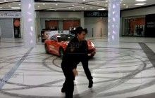 Бывший мэр Архангельска прокатился на Ferrari по торговому центру в Москве (видео)