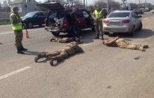 На блокпосту під Харковом поліція затримала людей у камуфляжі з арсеналом зброї (фото)