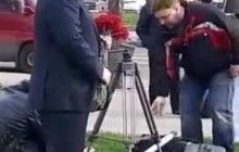 На Дніпропетровщині Вілкул постановочно поклав квіти до пам'ятника, а потім забрав букет із собою (відео)