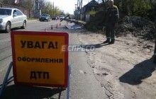 В Киеве грузовик сбил электроопору и скрылся: без света остался целый микрорайон (фото)