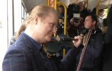 В Одесі чеський скрипаль-віртуоз Шпорцл дав концерт у трамваї під час руху (відео)