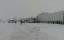 Трасса Днепр - Кривой Рог оказалась полностью парализованной из-за непогоды (фото)
