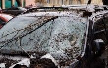 В історичному центрі Одеси балкон впав на припарковану іномарку (фото)
