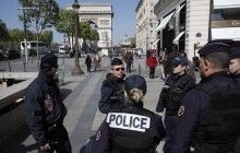 Прокуратура Франции назвала личность напавшего на полицейских в Париже