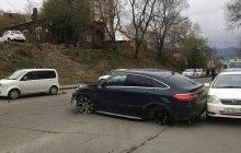 У Владивостоці дівчина за кермом позашляховика врізалася в 11 машин: не хотіла наїхати на кішку (відео)