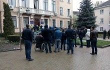 У Тернополі невідомі в балаклавах заблокували вхід у міськраду і зірвали сесію(фото)