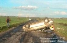 На Тернопільщині посеред дороги перекинулась машина: загинув чоловік (фото)