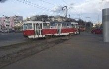 У Харкові трамвай зійшов з рейок: вагон розвернуло навколо своєї осі (фото, відео)