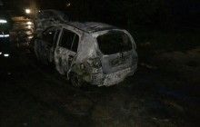 На Харьковщине во двор жилого дома бросили гранату: сгорели два автомобиля (фото)
