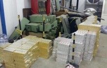 Луценко: Закарпатські митники пропустили через кордон майже тонну бурштину та тисячі пачок сигарет