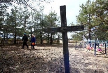 Воюють з мерцями: на Дніпропетровщині окупанти обстріляли кладовище (фото)