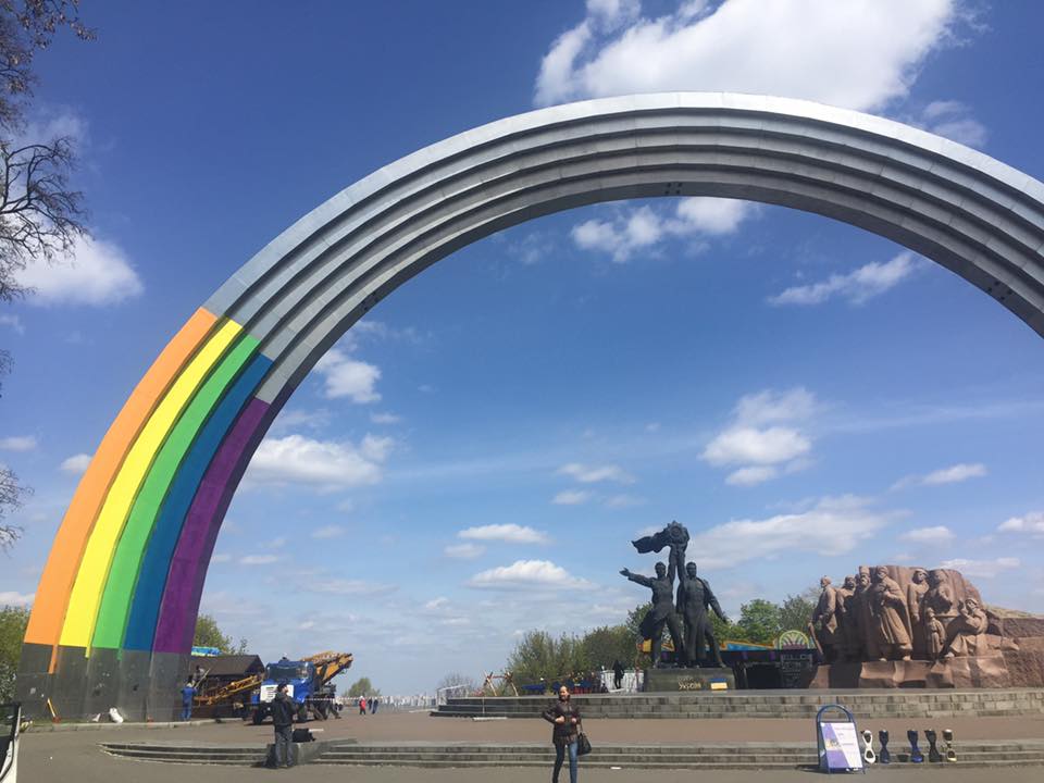 Арку Дружби народів хотіли зробити райдужною / facebook.com/gennadiy.kurochka Арку Дружби народів хотіли зробити райдужною / facebook.com/gennadiy.kurochka