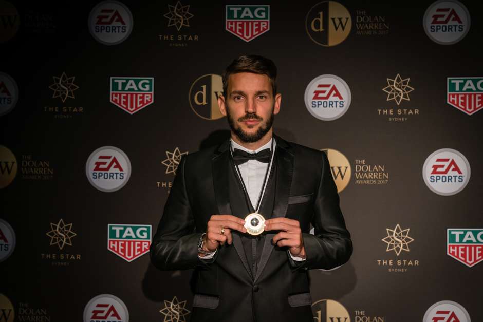 Мілош Нінкович з призом кращого гравця чемпіонату Австралії / sydneyfc.com Мілош Нінкович з призом кращого гравця чемпіонату Австралії / sydneyfc.com