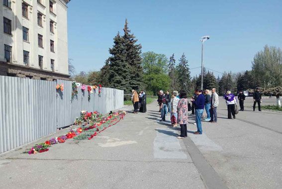 Покладання квітів у пам'ять жертв трагедії на Куликовому полі / Нацполіція Покладання квітів у пам'ять жертв трагедії на Куликовому полі / Нацполіція