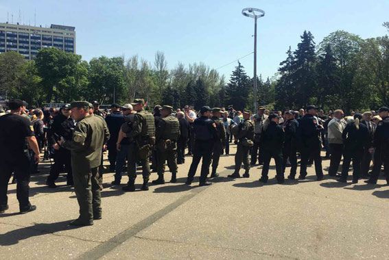 Полиция эвакуировала людей с поля после сообщения о минировании / Нацполиция Полиция эвакуировала людей с поля после сообщения о минировании / Нацполиция