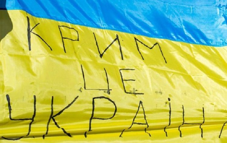 Листовки сделаны в виде украинского флага / фото Корреспондент.net