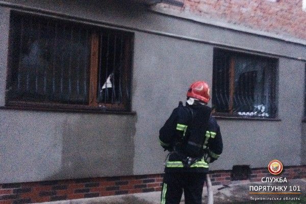 У Тернополі сталася пожежа у багатоповерхівці, 15 людей евакуювали (фото) У Тернополі сталася пожежа у багатоповерхівці, 15 людей евакуювали (фото)