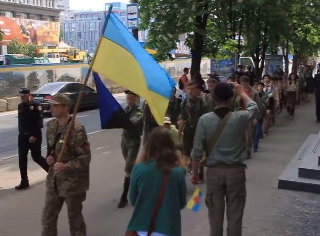 Цим маршем учасники вшанували пам'ять загиблих у Другій світовій війні / Скріншот Цим маршем учасники вшанували пам'ять загиблих у Другій світовій війні / Скріншот