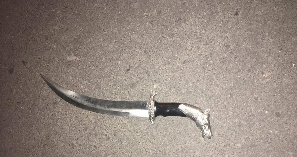 Після тривалих переговорів буйний городянин поклав холодну зброю на землю / фото facebook.com Після тривалих переговорів буйний городянин поклав холодну зброю на землю / фото facebook.com