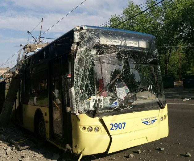 Лобове скло тролейбуса не підлягає відновленню / фото vedomosti-ua Лобове скло тролейбуса не підлягає відновленню / фото vedomosti-ua