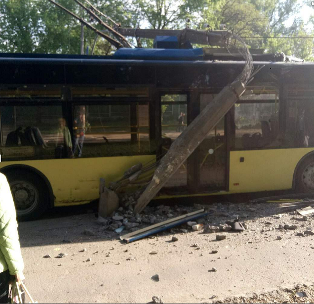Удар припав також на бічну частину в районі середньої двері / фото vedomosti-ua Удар припав також на бічну частину в районі середньої двері / фото vedomosti-ua