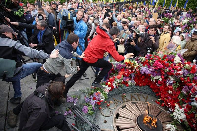 Фото возле вечного огня