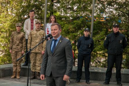 У Тернополі з нагоди схвалення безвізу для України під обладміністрацією урочисто підняли прапор ЄС та провели флешмоб У Тернополі з нагоди схвалення безвізу для України під обладміністрацією урочисто підняли прапор ЄС та провели флешмоб