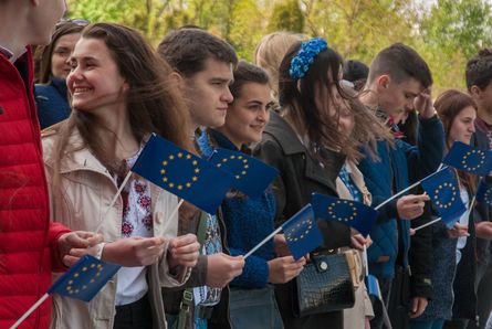 У Тернополі з нагоди схвалення безвізу для України під обладміністрацією урочисто підняли прапор ЄС та провели флешмоб У Тернополі з нагоди схвалення безвізу для України під обладміністрацією урочисто підняли прапор ЄС та провели флешмоб