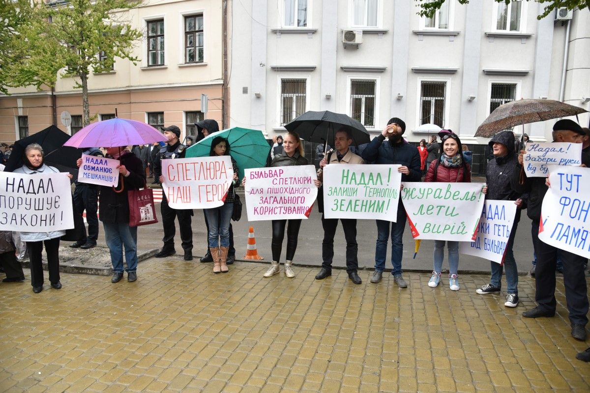Близько 500 людей, які зібралися перед міською радою на акцію протесту, не розходяться / фото УНІАН Близько 500 людей, які зібралися перед міською радою на акцію протесту, не розходяться / фото УНІАН
