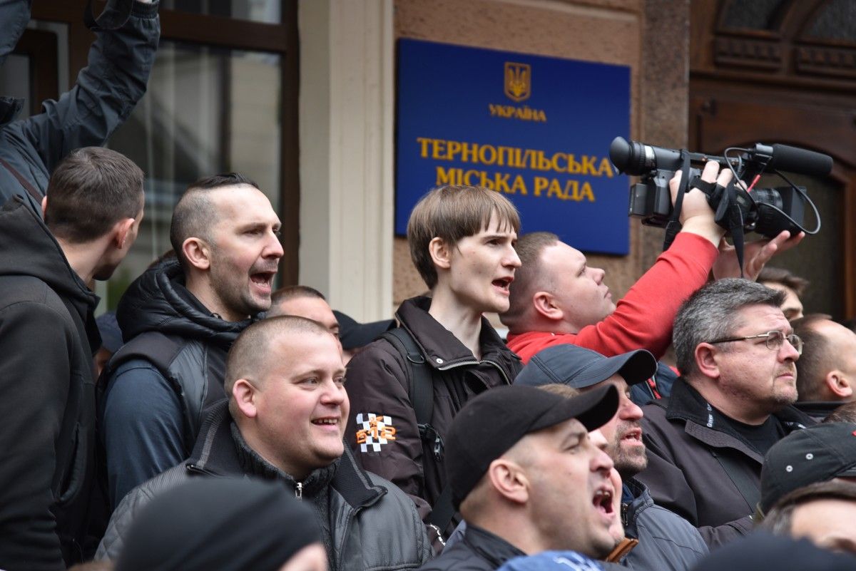 У Тернополі перенесли сесію міськради через протести / фото УНІАН У Тернополі перенесли сесію міськради через протести / фото УНІАН