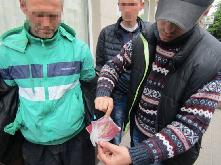 Поліцейські затримали чоловіка, який намагався продати документи потерпілого / фото Facebook Нацполіції Житомирщини Поліцейські затримали чоловіка, який намагався продати документи потерпілого / фото Facebook Нацполіції Житомирщини