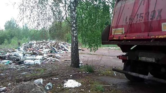 С одной машины уже успели выгрузить мусор / фото полиция Киевщины С одной машины уже успели выгрузить мусор / фото полиция Киевщины