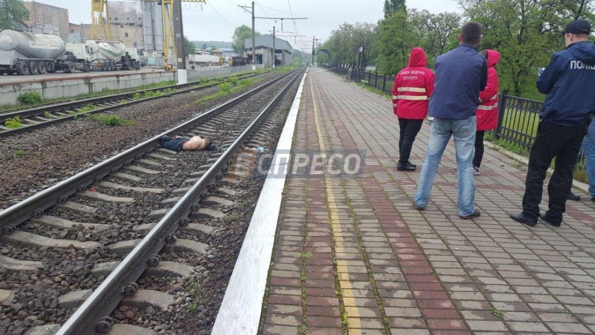 Поезд сообщением Киев-Запорожье сбил насмерть мужчину в возрасте 50-60 лет / фото Еспресо Поезд сообщением Киев-Запорожье сбил насмерть мужчину в возрасте 50-60 лет / фото Еспресо