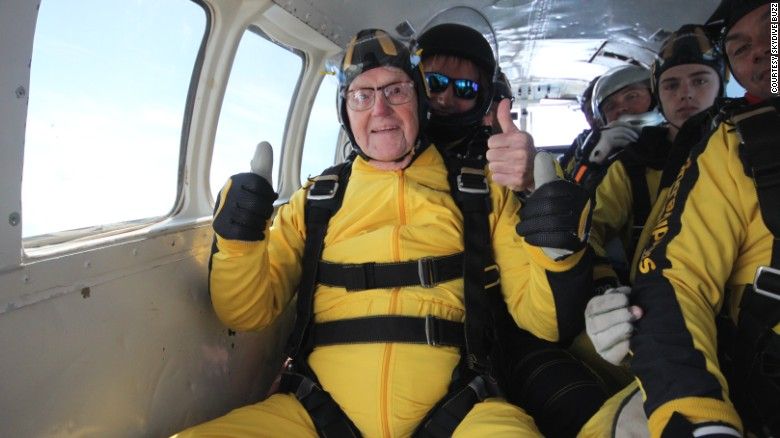 Свій перший стрибок із парашута чоловік здійснив на своє 100-річчя / фото CNN Свій перший стрибок із парашута чоловік здійснив на своє 100-річчя / фото CNN