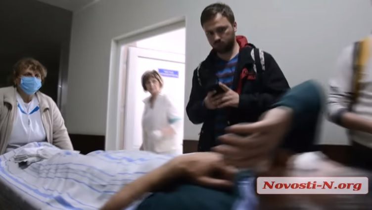 Апанасенку наложили 20 швов / Скриншот Апанасенку наложили 20 швов / Скриншот