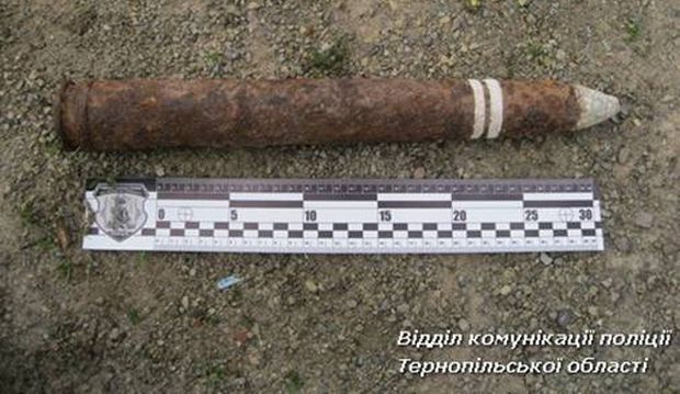 На Тернопільщіні власник вантажівки виявив артснаряд на вихлопній трубі свого авто / Фото відділ комунікації поліції Тернопільскої області На Тернопільщіні власник вантажівки виявив артснаряд на вихлопній трубі свого авто / Фото відділ комунікації поліції Тернопільскої області