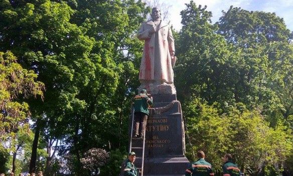 Пам'ятник знаходиться в Маріїнському парку неподалік від будівлі Верховної Ради / Фото 112.ua Пам'ятник знаходиться в Маріїнському парку неподалік від будівлі Верховної Ради / Фото 112.ua